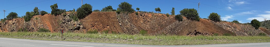 Plooiing in die Kaapse Plooiberge gesien in 'n padsnit in die Oos-Kaap.