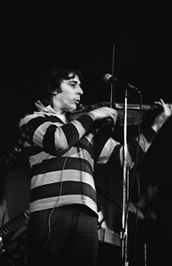 John Cale při vystoupení v roce 1977 (jiný koncert)