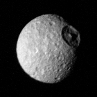 Mimas et le cratère Herschel (en).