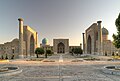 Deux des trois madrasas du Régistan à Samarcande (Ouzbékistan).