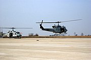 캠프 험프리스에서의 미해병대 UH-1N 헬기