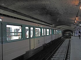 Rame MF 67 à l'arrêt dans la station, lors des Journées du patrimoine des 16-17 septembre 2006.