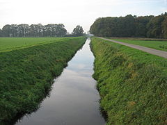 Même type de fossé de drainage, mais rectifié et recalibré à la fin du XXe siècle (moins intéressant en termes écopaysager, de biodiversité, de services écosystémiques ou de qualité de l'eau).