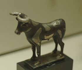 Figurilla de toro en bronce y plata (dinastías arcaicas III)