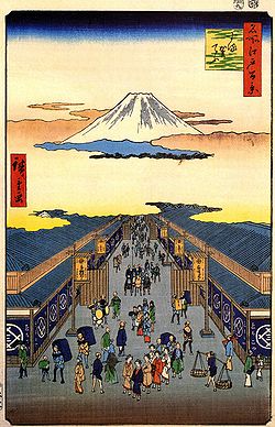 名所江戸百景 駿河町（歌川広重）。越後屋の暖簾を見ることができる。2015年現在、通りの右側に三井本館、左側に三越日本橋本店がある。手前左右の通りが中央通り。