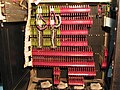 Processeur du PDP-8/I. Les Flip-Chip vertes (série G) sont des circuits analogiques servant au contrôle de la mémoire. Les Flip-Chips rouges du PDP-8/I (série M), comprennent des circuits intégrés TTL plutôt que de la logique discrète.