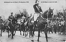 le roi à cheval saluant la foule