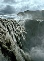 Dettifoss, den mektigaste fossen i Europa, ligg nordaust på Island.