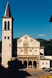 Façade à loggia et campanile.