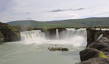 Goðafoss, chute d'eau sur le Skjálfandafljót, au Nord de l'Islande. (définition réelle 5 557 × 3 261)