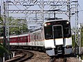 他系列と連結して運転される6820系電車（土師ノ里駅付近にて）