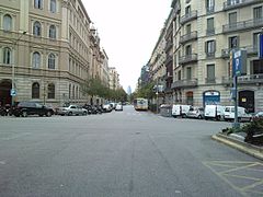 Rue droite parallèle à la mer avec intersections dégagées. Rue de Casp avec en fond, la tour Agbar.