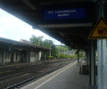 Mittelbahnsteig mit LCD-Zugzielanzeiger und Personenaufzug