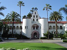 De in Mission Revival-stijl opgetrokken Hepner Hall op de SDSU-campus komt voor in het logo van de universiteit