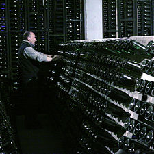 Remuage traditionnel à la main de bouteilles de Cava.