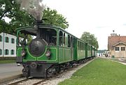 Chiemsee-Bahn mit Straßen­bahn­lokomotive, an Wochenenden und Feiertagen im Stundentakt