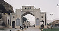 Au-dessus de la porte du Coran est enterré dans les rochers Khwaju Kermani, un autre poète mystique de Shiraz.