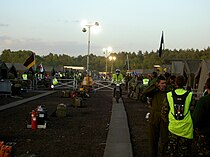 Geïmproviseerde pitstraat bij een endurowedstrijd. Omdat dit een 24-uurs wedstrijd is wordt in de tenten gekookt, gegeten, geslapen en gerepareerd.