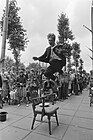 Acrobate dans les rues d'Amsterdam en 1981. Photographie de Marcel Antonise.