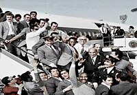 Pelé dey cheer crowds insyd Cairo Airport, February 1973