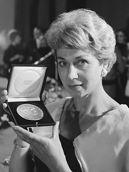 Anny de Lange toont de Theo d'Or (1962)