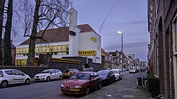 De Rabenhauptstraat gezien vanaf de Parkweg met links de Boumaschool uit de jaren 1920