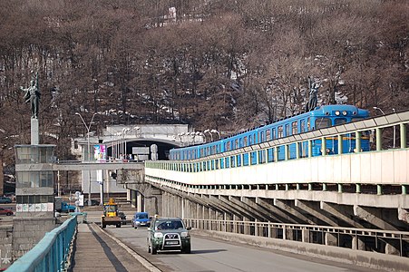 Pont métro sur lequel passe la ligne 1 du métro de Kiev.