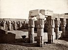 Il Cortile di Amenofi III, a Karnak, in una foto del 1858 di Francis Frith