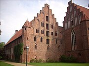 Südgiebel des Konventsgebäudes (links) und Westgiebel der Klosterkirche mit Nonnenchor