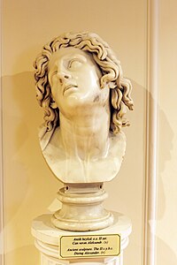 Alexandre mourant, copie romaine d'une sculpture du IIe siècle av. J.-C., musée national d'art d'Azerbaïdjan.