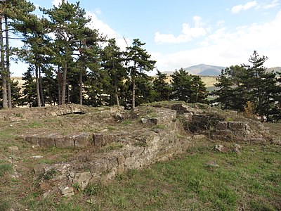 Restos del castillo, en la cumbre del cerro a cuyos pies se asienta la villa medieval