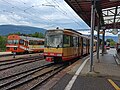 Zug des Typs GT8-100C/2S, ursprünglich von der Albtal-Verkehrs-Gesellschaft, im Bahnhof Orbe. Links der Be 2/2 14, 2022