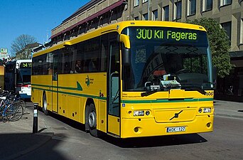 En äldre landsbygdsbuss som går mot Fagerås.