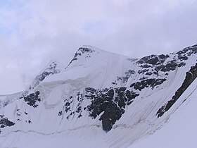 Vue du pic Essénine (au fond à gauche dans les nuages : le Hestola).