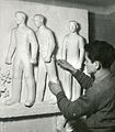 Odd Hilt foran skulpturen «Eksekusjonspelotongen». Foto fra en utstilling i Stockholm 1944 av norske kunstnere i landflyktighet under krigen. Foto: NTB / Riksarkivet