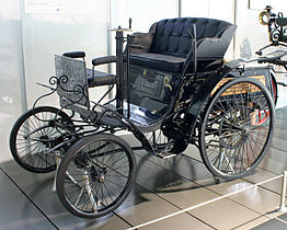 Patent-Motorwagen „Velo“ 1894 erster Serienwagen: 1045 cm³, 1,5 PS, 20 km/h (EFA-Museum)