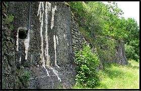 Vue de l'ouvrage camouflé dans l'abrupt rocheux.