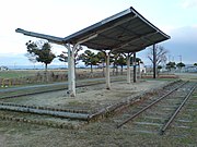 筑後柳河駅の線路とプラットホームの屋根