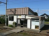 ホームから見た駅舎と構内踏切（2009年9月）