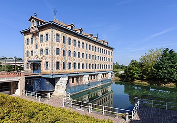 Le moulin Saulnier, sur la Marne, sur le site de l'ancienne usine Menier, à Noisiel (Île-de-France). (définition réelle 4 064 × 2 840)