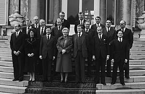 Bordesscène van de ministers van het kabinet-Van Agt I met koningin Juliana bij Paleis Soestdijk op 19 december 1977