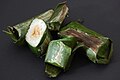 Lemper, riz gluant farci au poulet et entouré de feuilles de bananier.