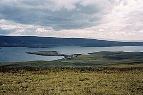 Pogled na Falklandski kanal iz naselja San Carlos