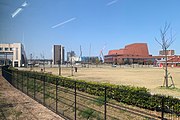 柏崎市文化会館アルフォーレと駅前公園、建設中の市役所新庁舎（2020年4月）