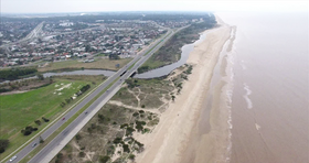 Panorama grada duž Estuarija La Plata