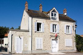 The town hall of Auvernaux