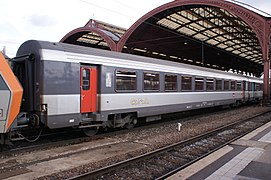 la livrée est gris orge et gris inox sur la porte d'accès rouge