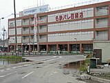 西口側にあった駅ビル（2005年）。当初は4代目駅舎として1階に駅業務区画が存在したが、高架化に伴い駅舎は高架下に移転し、以降は純粋な商業施設となった。