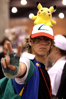 Cosplay de Sacha en compagnie de son fidèle Pikachu.