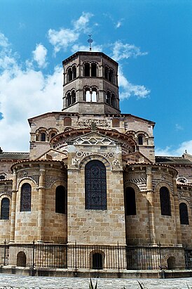 La chapelle axiale, le massif barlong et le clocher.